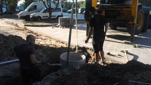 ⚠Нарушаем ТБ⛔монтаж колодца экскаватором ?JCB 4CX - Спецтехника39