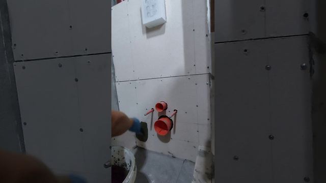 Укладка керамогранита на инсталляцию.