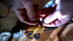 DeWALT DW821 Замена щеток