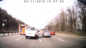 Водитель Volkswagen Transporter чудом не врезался в дорожную технику в Киеве