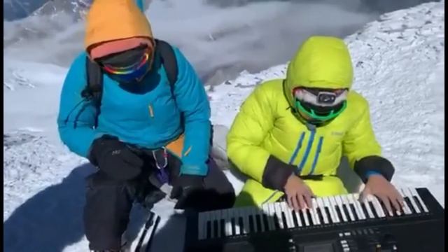 Tatiana Stupak with electronic keyboard at the summit of Mt. Elbrus смотреть онлайн