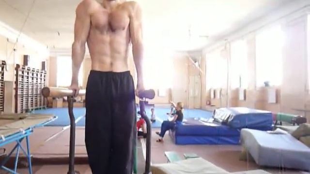 Вальвашов Олег - Параллельные брусья - 77 отжиманий смотреть онлайн