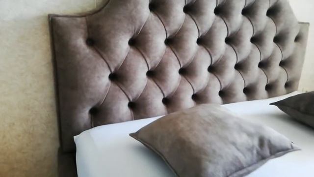 Кровать с шикарным большим изголовьем - каретная стяжка смотреть онлайн