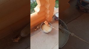 покраска дома из оцилиндрованного бревна