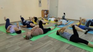 Общеукрепляющая зарядка. Комплекс упражнений из исходного положения лежа.