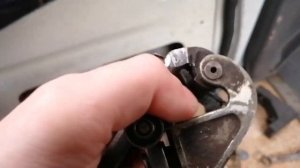 При открывании боковой двери газ соболь (газель) задевает за арку заднего крыла.