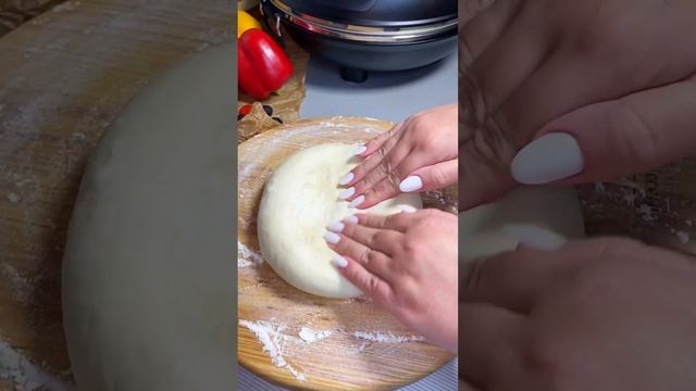 Пицца «Пепперони» в печи от @LisaCuccina смотреть онлайн