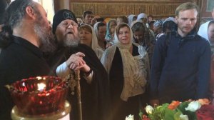 Отец  Власий поет величание празднику вместе с прихожанами после богослужения