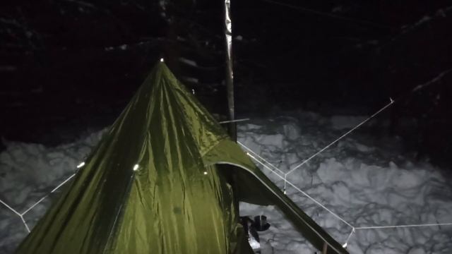 Кемпинг в снежную пургу в густом ельнике. Ночевка в зимней палатке с печью. Приготовление мяса!