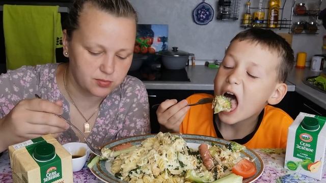 Мукбанг Спирали в омлете с сыром, овощами и Сосисками/Обед перед школой смотреть онлайн