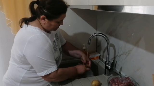 Криветки в духовке, печёный картофель, калбаскии, жареная тюлька смотреть онлайн