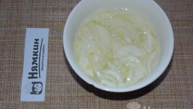 Крабовый салат с маринованным луком и морковью по-корейски