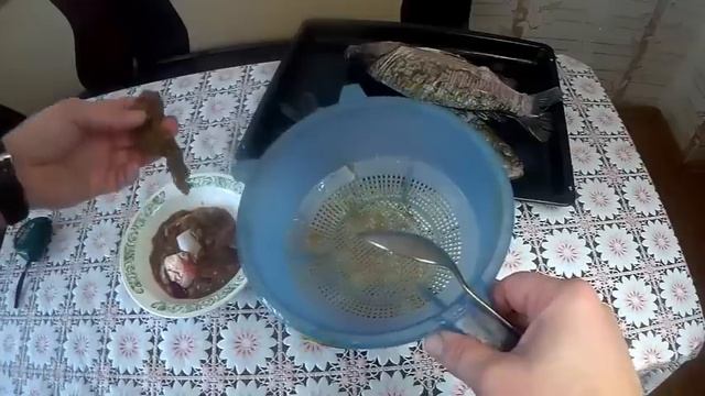 Как жарить крупного карася без мелких косточек , караси в сметане без косей это реально #3