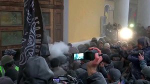 В Киеве десятки силовиков пострадали, отбивая атаку сторонников Саакашвили на Октябрьский дворец