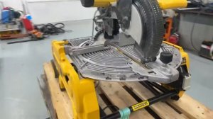 Köp Kap klyv & geringssåg DeWalt D27107 på Klaravik