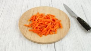 Салат с кальмарами и морковью и огурцом