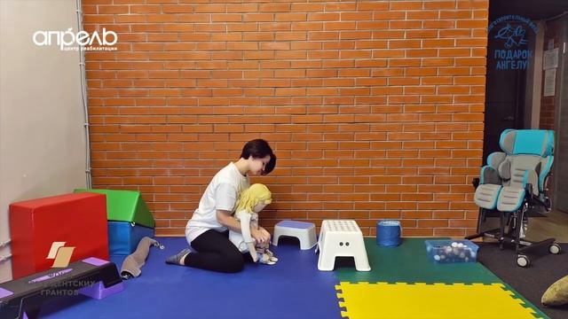 Как помочь ребенку сесть самостоятельно на стул смотреть онлайн