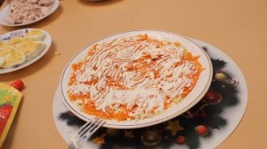 САЛАТ НА НОВЫЙ ГОД ! СНЕЖНЫЕ СУГРОБЫ С КУРИЦЕЙ И ГРИБАМИ .