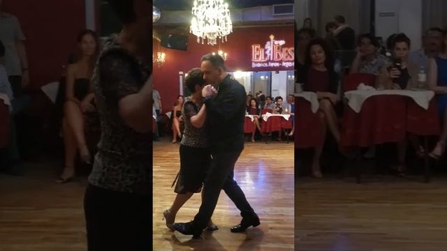 Coca Cartery y Martin Barrionuevo bailan Poema (Canaro) en milonga Cachirulo 22nov21 смотреть онлайн