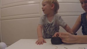 ✪ МЯГКИЕ ИГРУШКИ СВОИМИ РУКАМИ. Делаем гусеницу из носка. Делаем игрушку своими руками с детьми