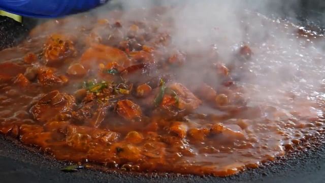 줄서서 먹는 초대형 솥뚜껑 닭볶음탕 / amazing spicy chicken soup - korean street food