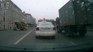 Перед Мариинским театром в Санкт-Петербурге "станцевал" мини-погрузчик