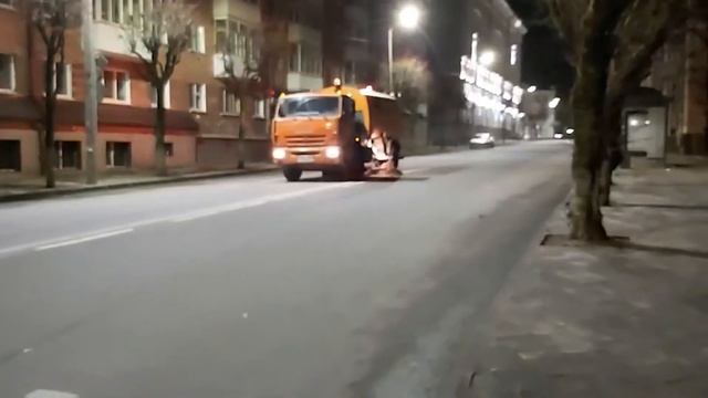 Смоленские коммунальщики очищают улицы от высыпанного за зиму песка смотреть онлайн