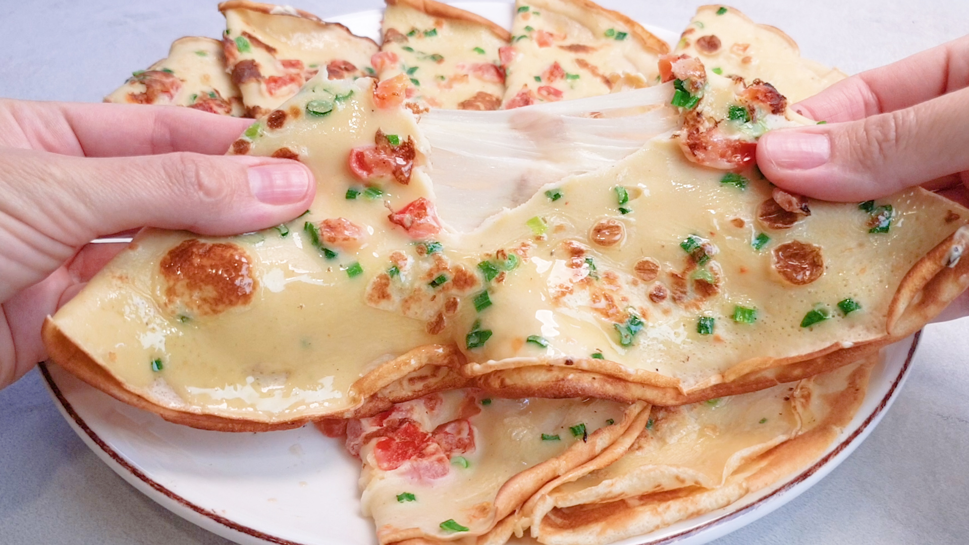 Блинчики с помидором, зеленью и сыром. На завтрак или перекус. Pancakes with cheese for breakfast.