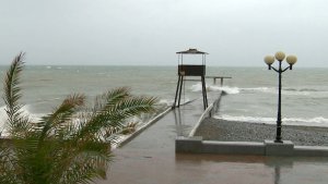 В Сочи из-за непогоды закрыли пляжи