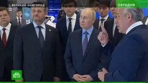 Осмотр 3Д макета техники АО "ГЕОСВИП" В. В. Путиным