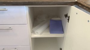 Угловая кухня с барной стойкой. Белый глянец в сочетании с деревом. Кухни на заказ Санкт-Петербург.