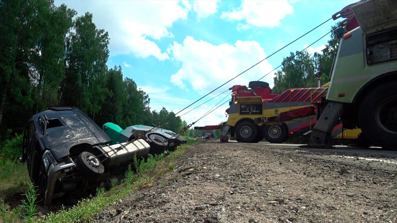 Груз в утиль, машина в узел. Постановка на колеса и вытаскивание из кювета стекловоза после ДТП. смотреть онлайн