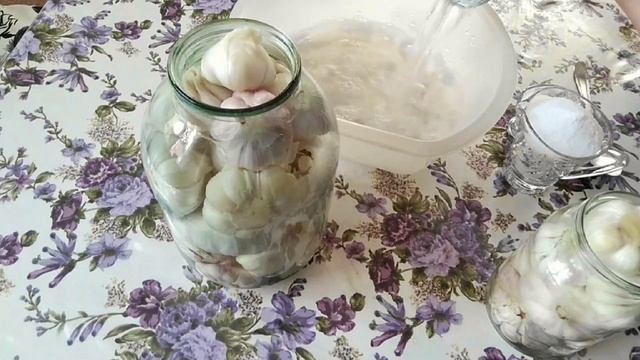 Çox dadlı sarımsaq turşusu. Very tasty garlic pickles. Очень вкусный солёный чеснок
