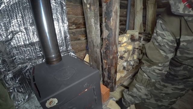 СДЕЛАЛ ДРОВНИК ВНУТРИ ЗЕМЛЯНКИ. УТЕПЛИЛ ДВЕРИ И ПРИКРУТИЛ РУЧКИ. ЗАПЕКАЮ СОСИСКИ В ПЕЧИ. 22 СЕРИЯ. смотреть онлайн