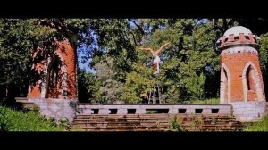 Красивый танец. Акробатика. Девушка в парке.