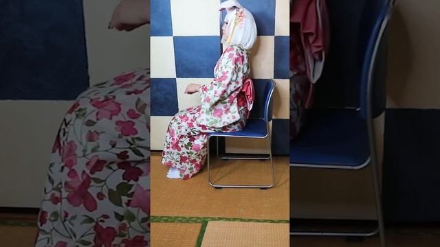 How to sit in a kimono