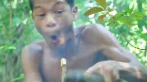 Мальчики дикари кушают кальмар в лесу