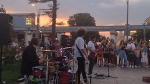 Группа "Далее" исполняет песню Цоя "Перемен"