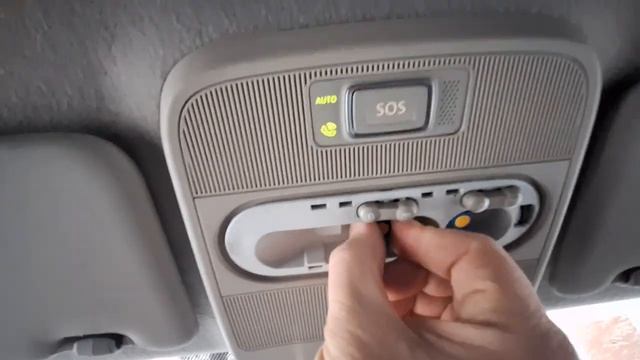 Как поменять лампочку в плафоне освещения салоне рено Duster Nissan terrano 3 смотреть онлайн