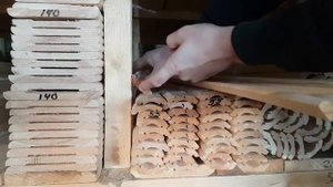 Плинтус деревянный 55 мм с сучками и без сучковый Азбука-Леса