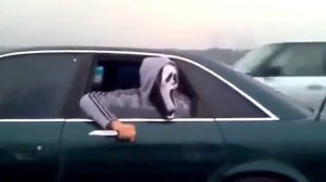 Чувак в маске крика кошмарит водителей