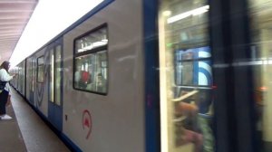 Встреча под проливным дождём электропоездов "МОСКВА" №70 и №36 на станции метро Выхино