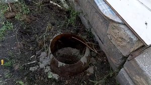 заливаем сваи под фундамент для беседки