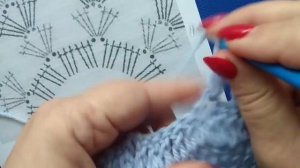 Вяжем красивую манишку крючком и спицами