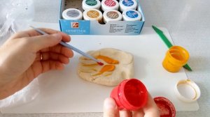 Дети очень любят так красить тесто!  Как покрасить соленое тесто. Второй способ.