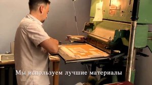 Как делают подарочные книги в кожаном переплете. Процесс тиснения золотом на ручном прессе.