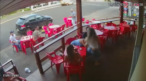 Жена заметила мужа в кафе с любовницей