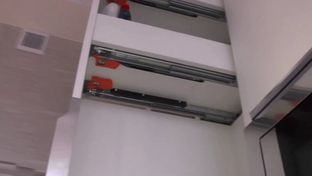 Современная кухня с островом. Видео №2 Кухня из МДФ белый шелк. Столешница из камня кварц. смотреть онлайн