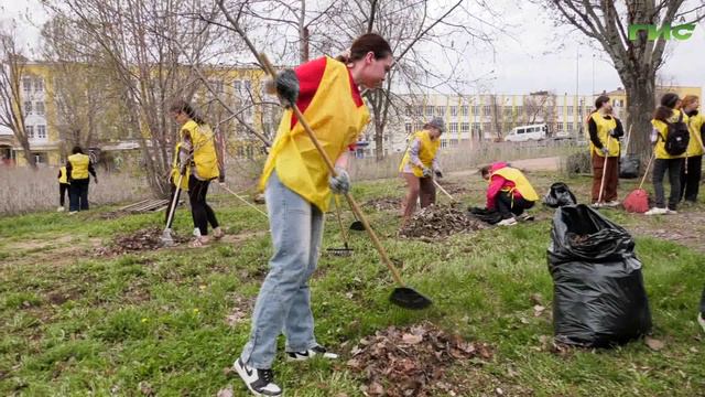 В сквере на Хлебной площади прошел субботник