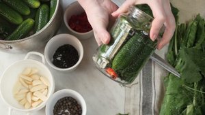 Соленые огурцы в банках со вкусом бочковых - Без хранения в холодильнике и погребе